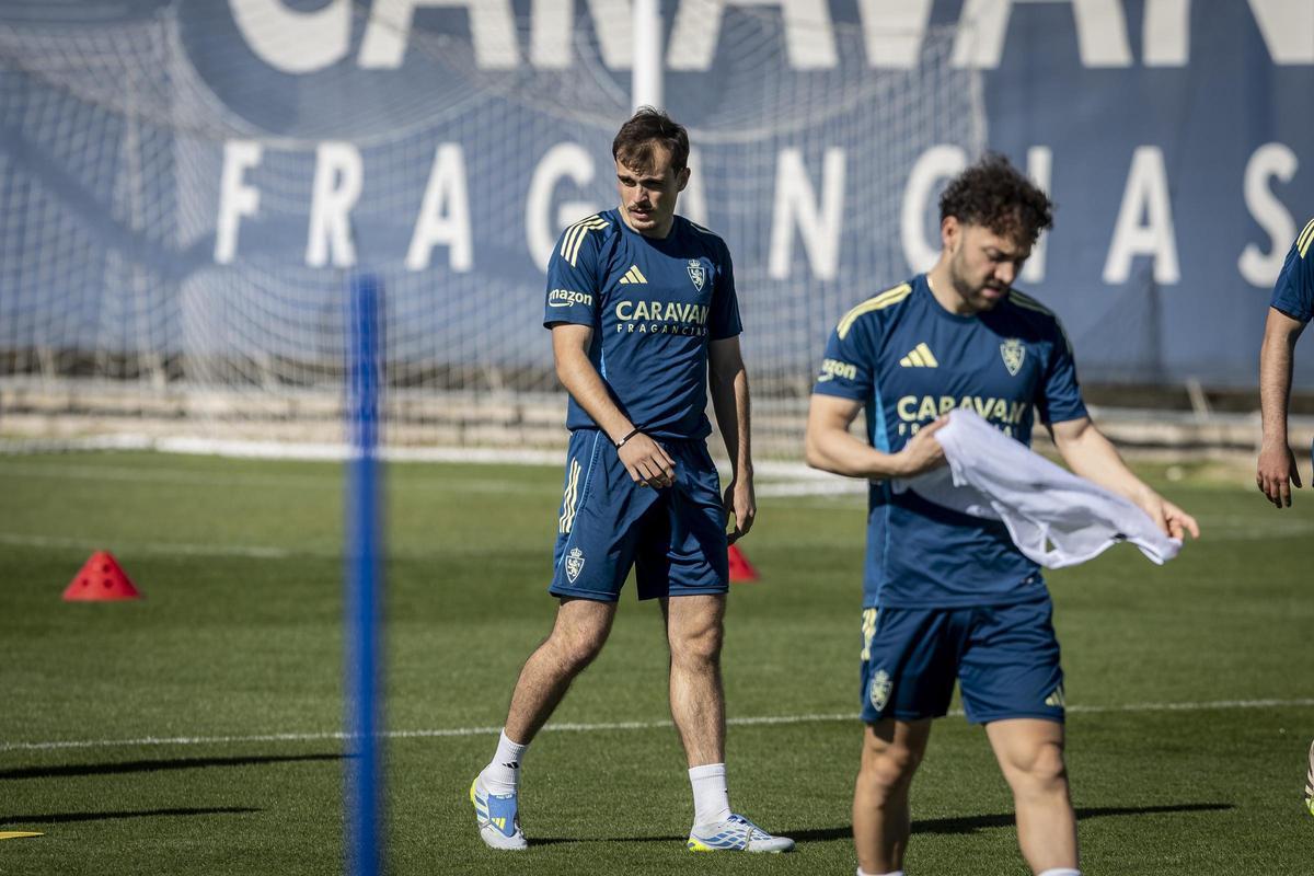 Keidi Bare, a la derecha, junto a Francho en un entrenamiento del Zaragoza.