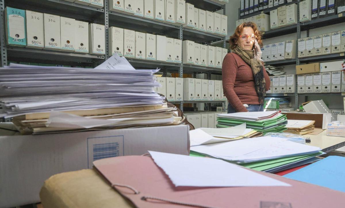 La experta documentalista Ana Romero, durante su trabajo en el archivo de Cambados. | IÑAKI ABELLA