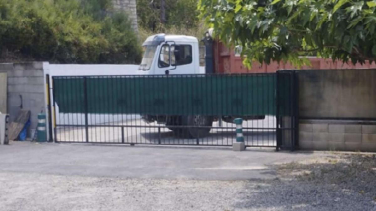 Entrada al almacén de camiones.