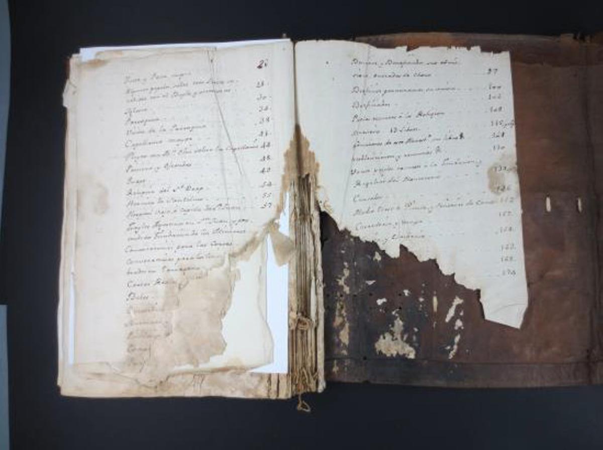 Restauració d'un volum de l’Arxiu de l’antic monestir de Sant Feliu de Guíxols, en una imatge de recurs.