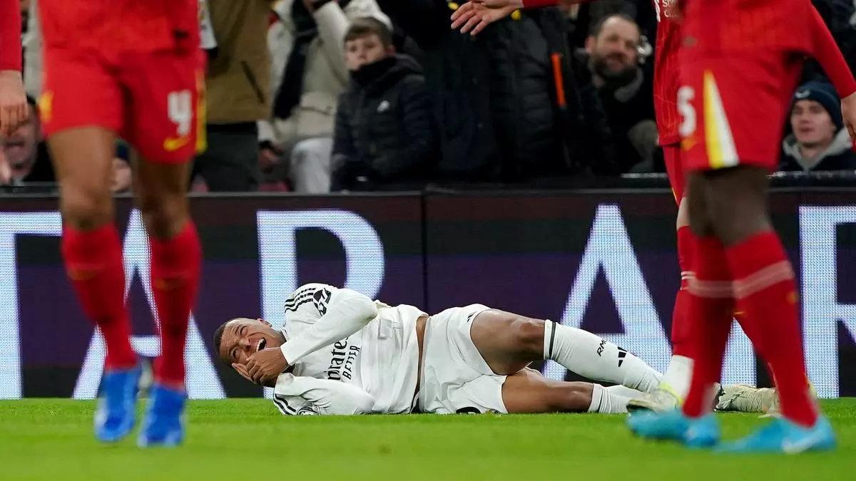 Kylian Mbappé, jugador del Real Madrid, se duele tras un golpe durante el partido frente al Liverpool.