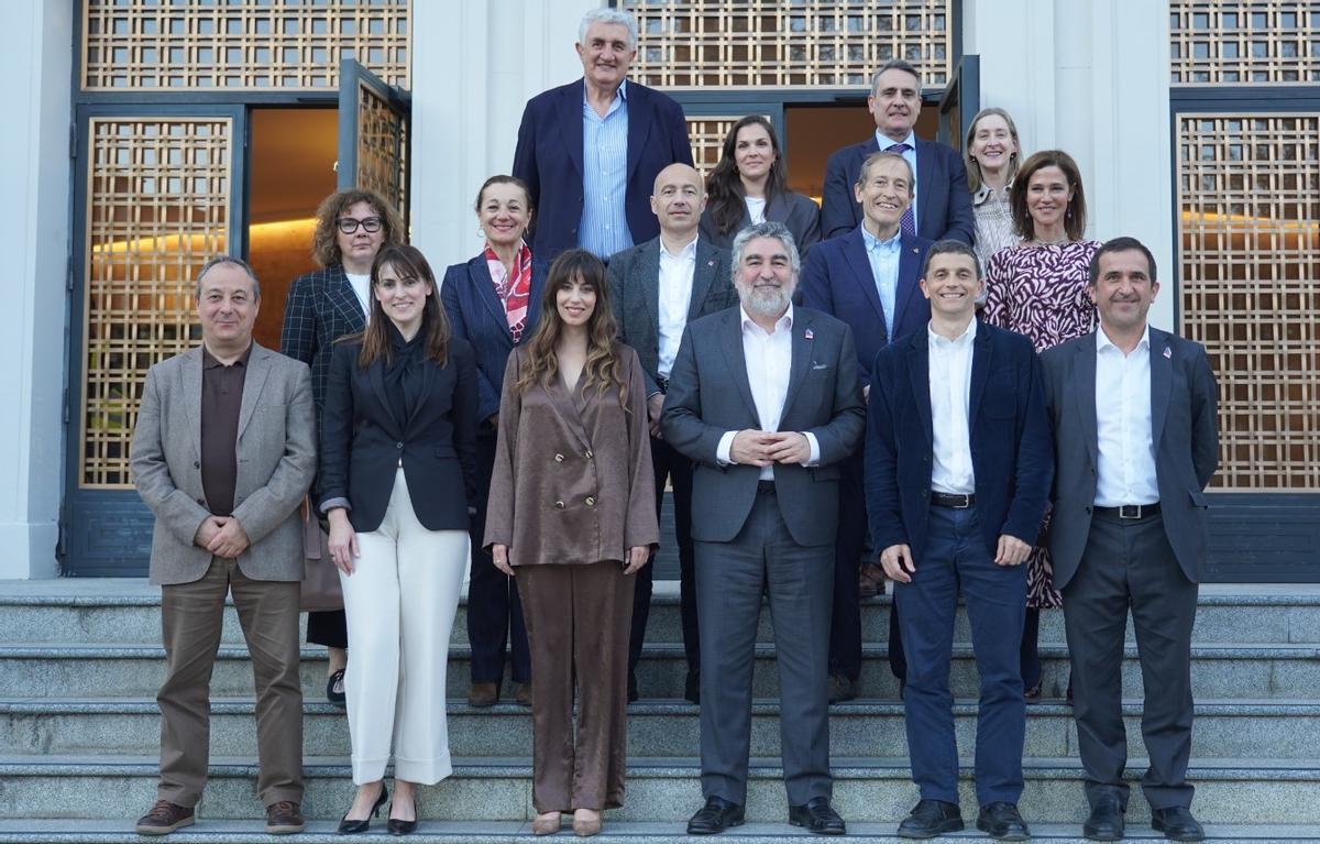 Foto de familia de deportistas olímpicos y representantes del Gobierno.