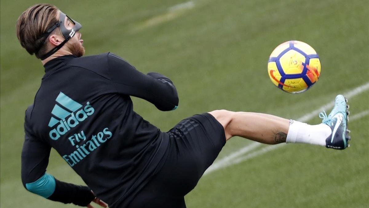 Sergio Ramos, durante el entrenamiento de este viernes en la ciudad deportiva blanca