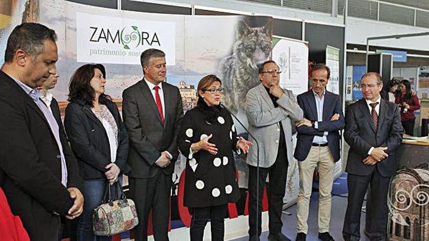 Los responsables portugueses y los zamoranos, durante el acto de inauguración de la feria Frontur.