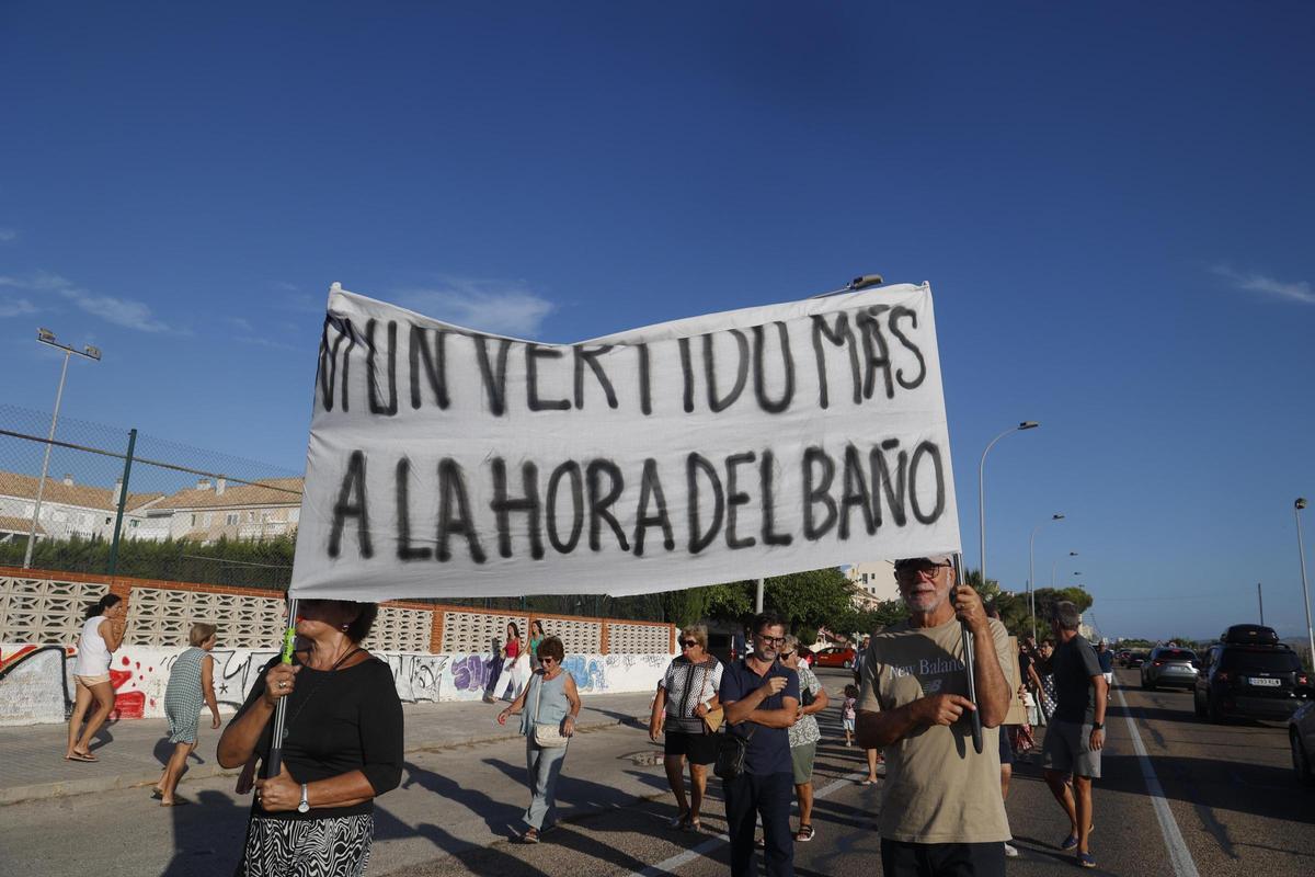 La manifestación en El Perellonet, en imágenes: exigen playas limpias y el control de las compuertas de l'Albufera