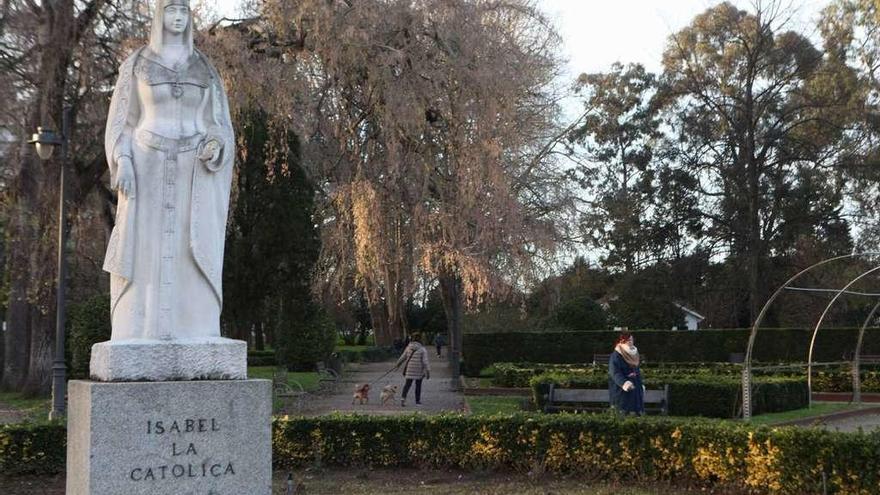 El parque de Isabel la Católica, con la estatua de la reina en primer término.