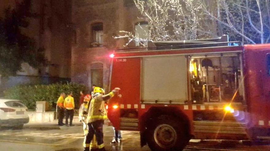 Bombers intervenint en l&#039;incendi de l&#039;Ateneu Popular del Lluçanès