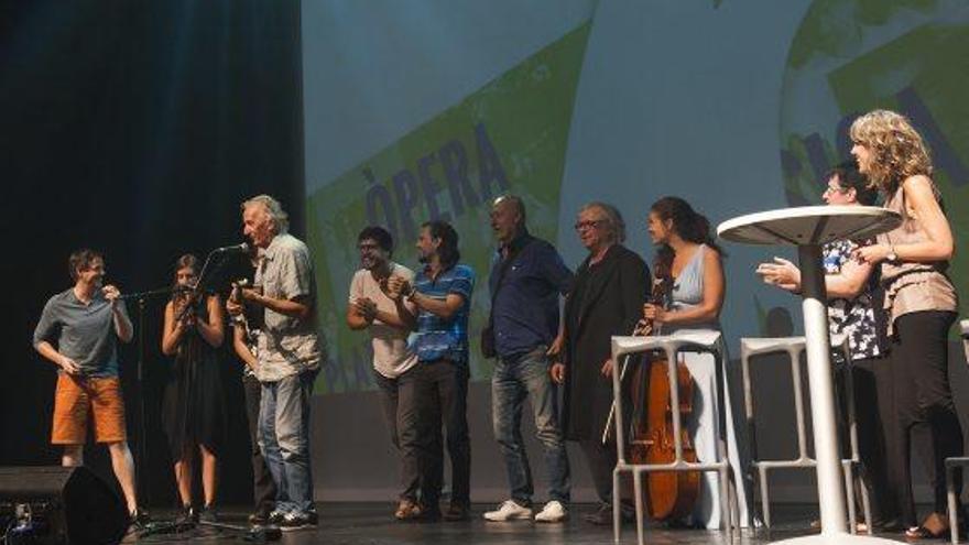 Tots els protagonistes de la gala de presentació de la temporada del Kursaal, ahir, en la recta final