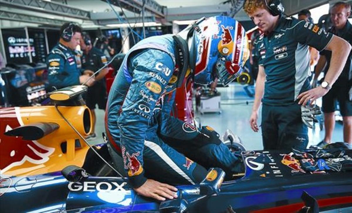 Mark Webber puja al seu monoplaça, ahir durant els entrenaments del Gran Premi de Corea. Mark Webber puja al seu monoplaça, ahir durant els entrenaments del Gran Premi de Corea.