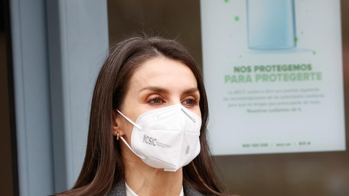 La reina Letizia inaugura el foro del Día Mundial contra el Cáncer de la AECC con abrigo de Carolina Herrera y blusa con lazo de Hugo Boss