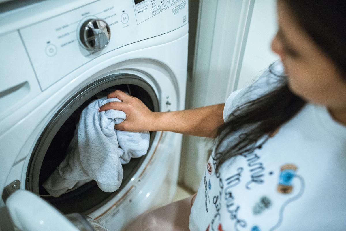Cómo limpiar la goma de la lavadora: los mejores trucos.