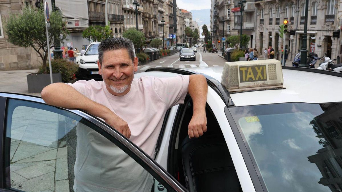 Emilio Mosquera, ayer con su taxi en la Farola de Urzáiz.
