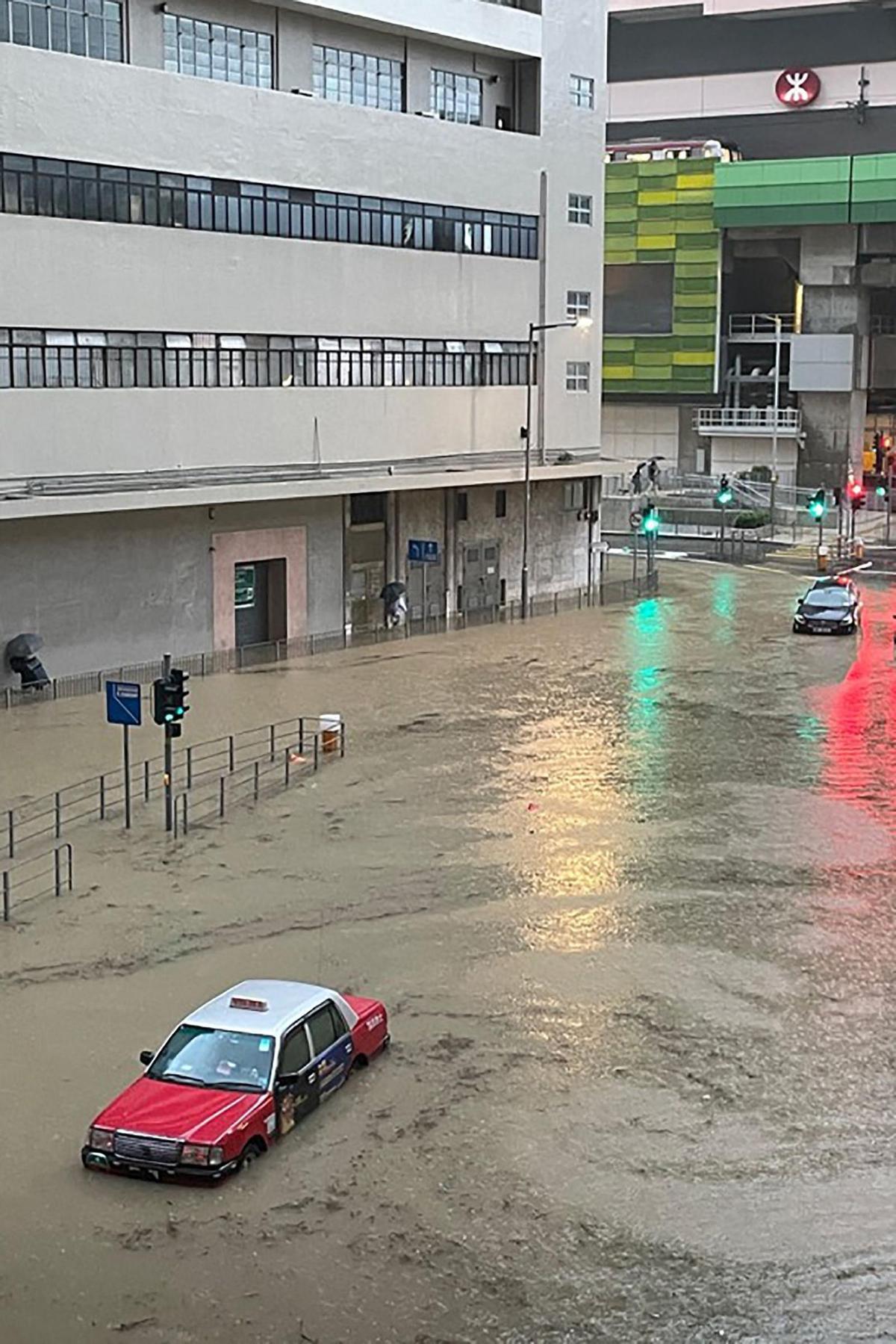 Hong Kong, gravemente inundado por el mayor temporal en 140 años