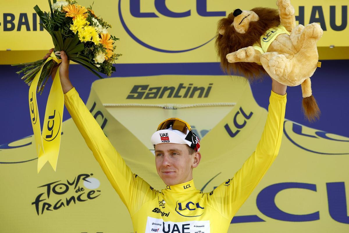 celebra en el podio vistiendo el maillot amarillo de líder de la clasificación general tras la 16ª etapa del Tour de Francia. celebra en el podio vistiendo el maillot amarillo de líder de la clasificación general tras la 16ª etapa del Tour de Francia.