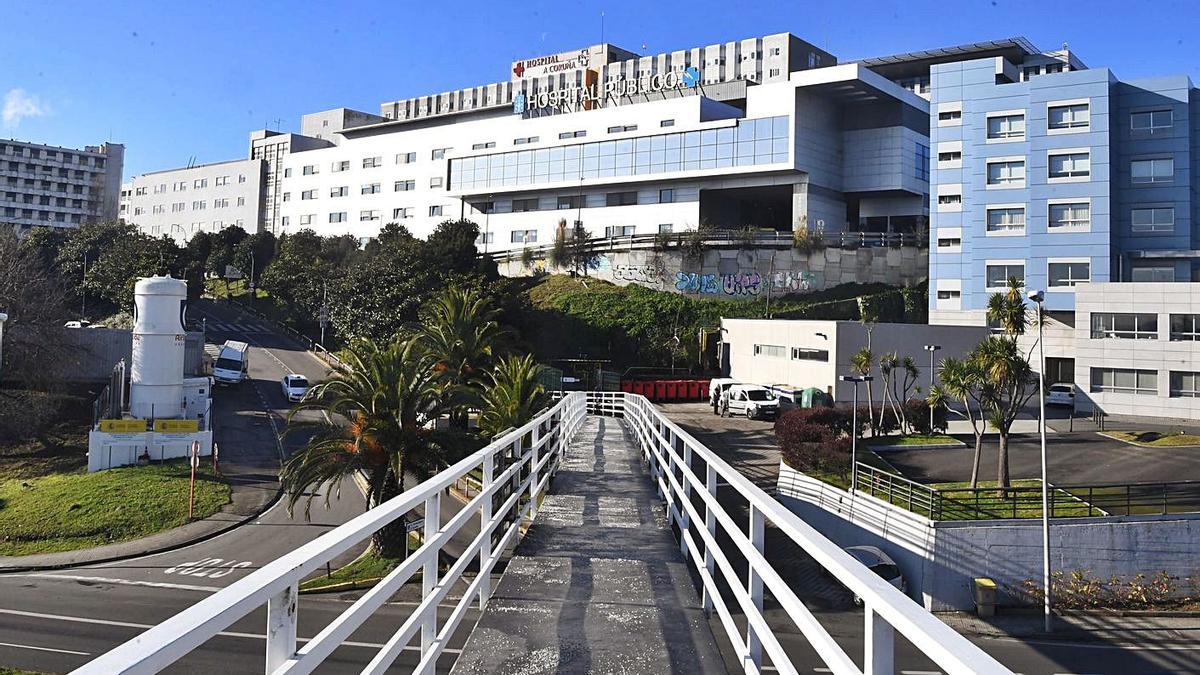 Vista exterior del Hospital Universitario de A Coruña, desde la pasarela peatonal de acceso. |   // C. PARDELLAS