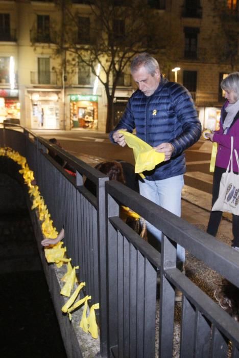 Acció per posar llaços grocs a la ciutat de Girona