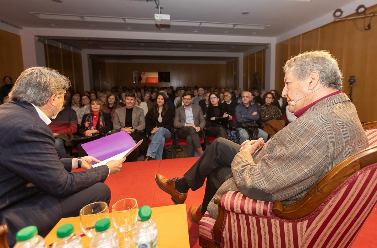 El público llenó el salón de actos de la Casa de la Cultura de Gandia.