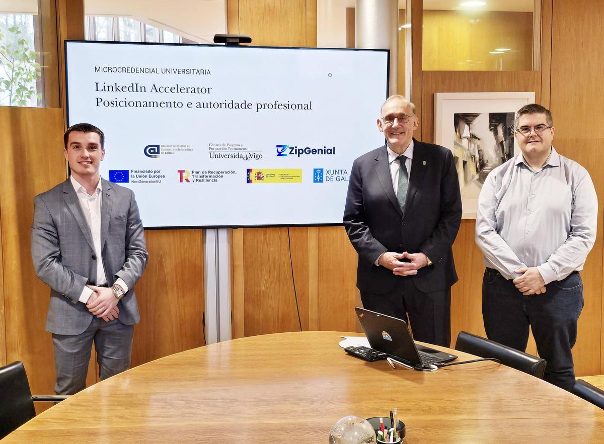 Martín Arosa, con el rector Manuel Reigosa y el director de la microcredencial, el profesor Francisco Javier Rodríguez.