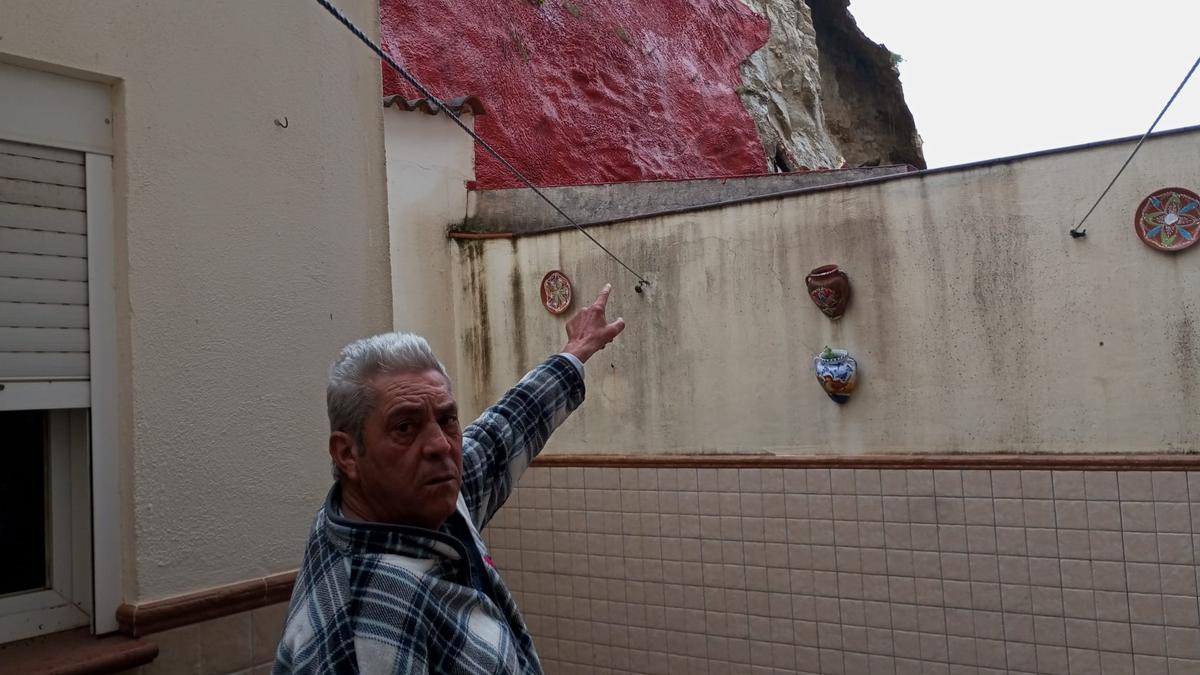 Un hombre muestra los desperfectos en una de las viviendas afectadas por el alud.