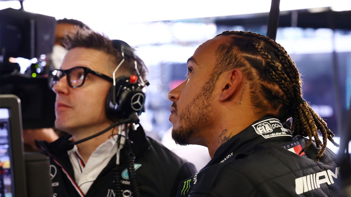 Hamilton, en el box de Mercedes, ya sin sus piercings