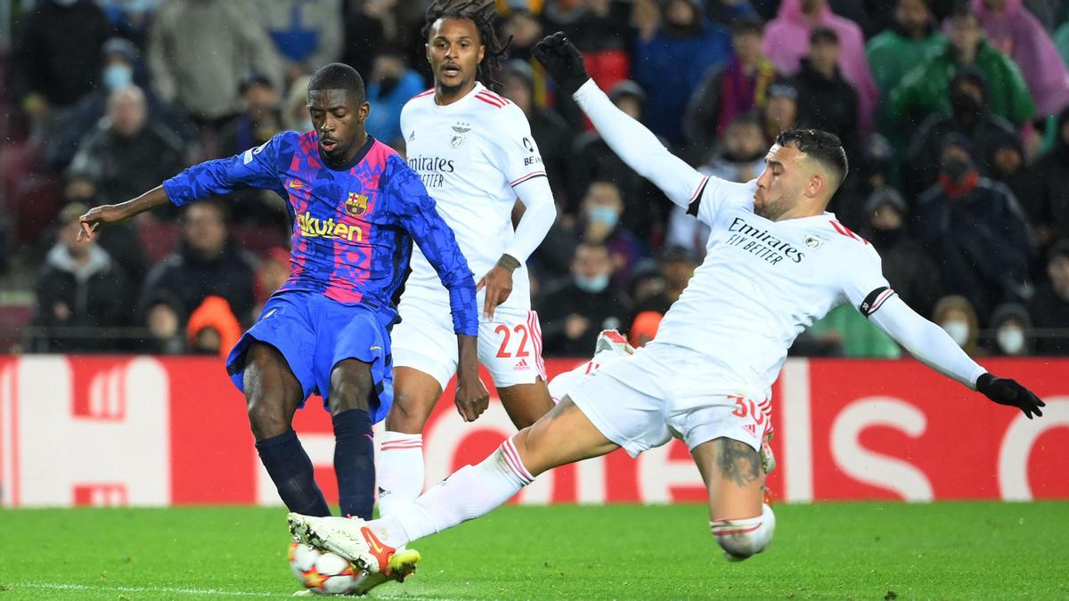 El delantero francés del FC Barcelona Ousmane Dembele lucha con el defensor argentino del Benfica Nicolás Otamendi