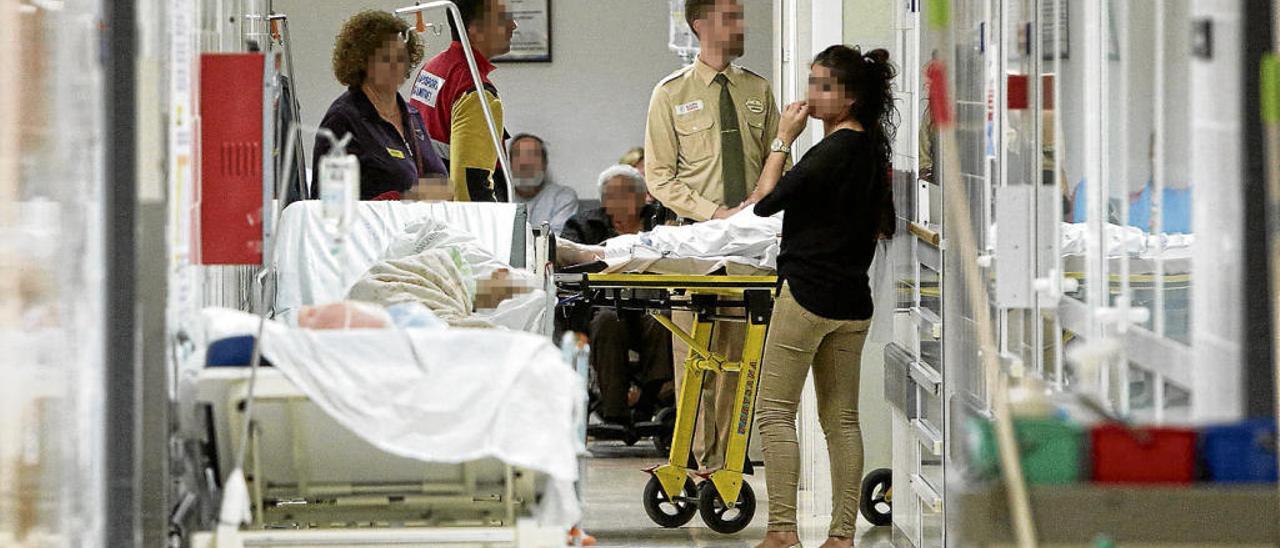 Enfermos esperando su turno para ser atendidos en el departamento de Urgencias del Hospital Comarcal de la Marina Baixa.