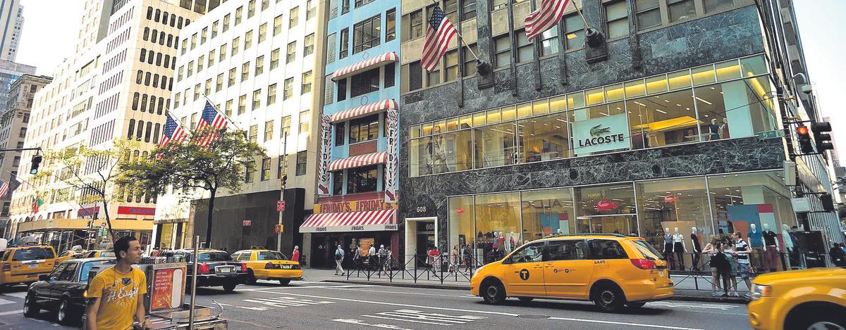 Una tienda de Lacoste, en el edificio ubicado en el 608 de la Quinta Avenida de Nueva York, también conocido como Goelet Building o Swiss Center Building