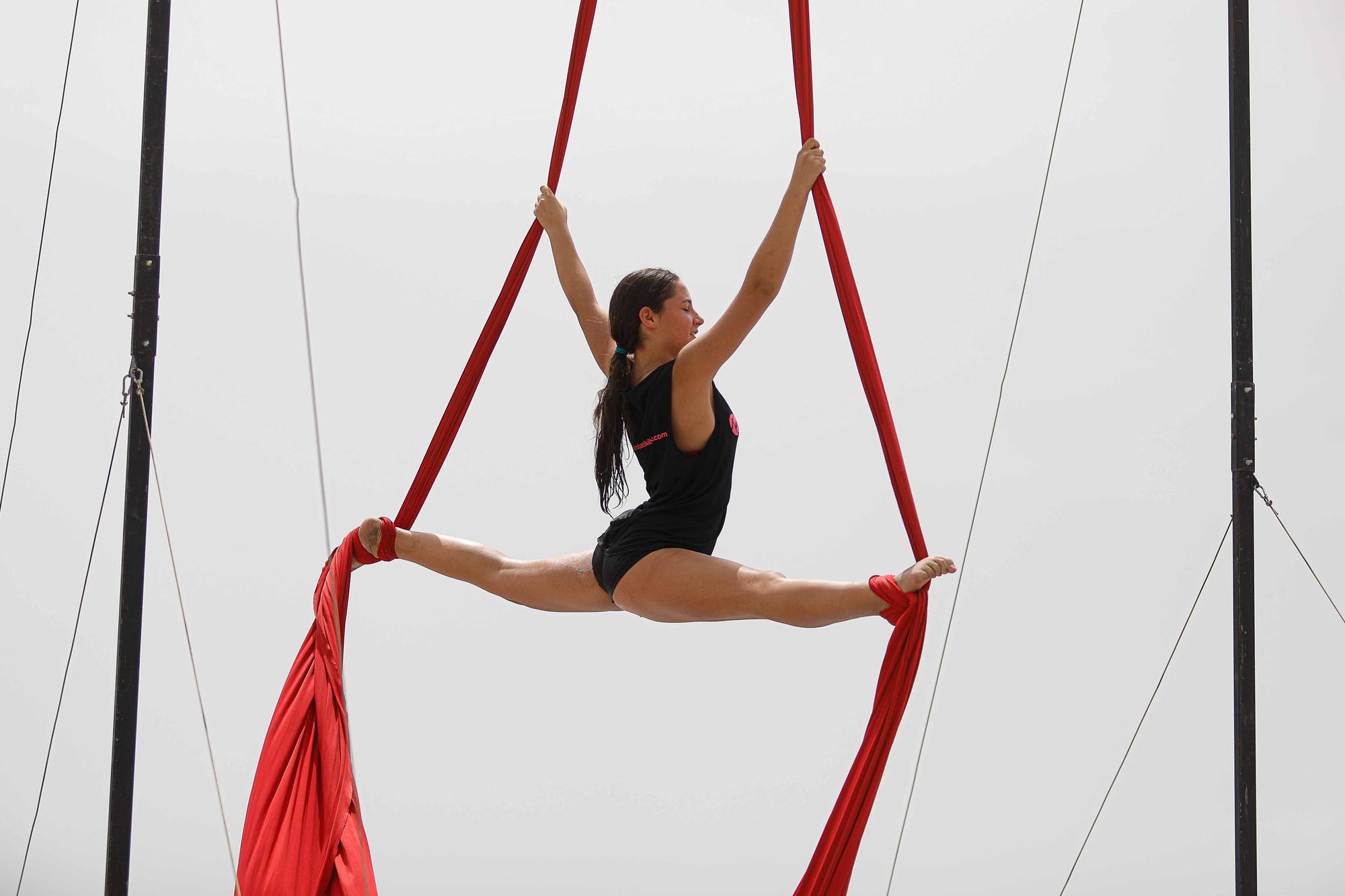 Un día de acrobacias y juegos junto al mar en Ibiza