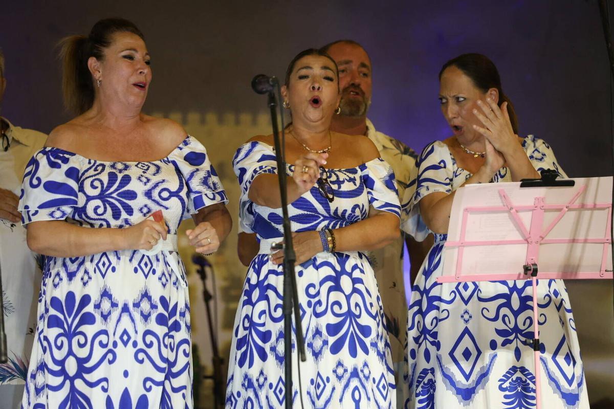 La verbena de la Federación de Peñas Cordobesas llena de música y baile la plaza del Triunfo