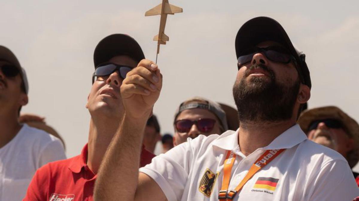 Pilotos, técnicos y jueces siguen un avión en el aire. |