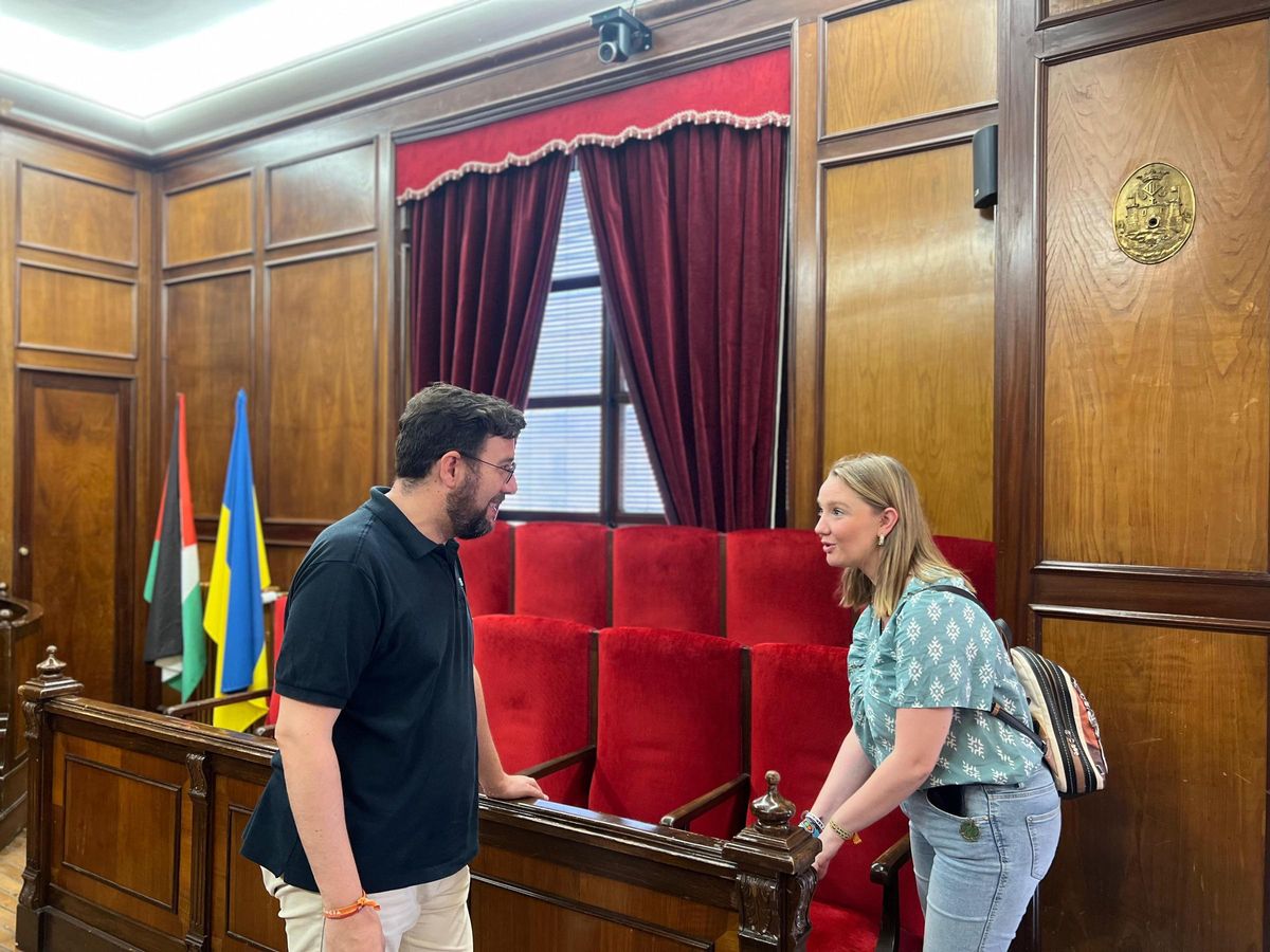 La vicealcaldesa, en su visita al ayuntamiento de Alcoi.
