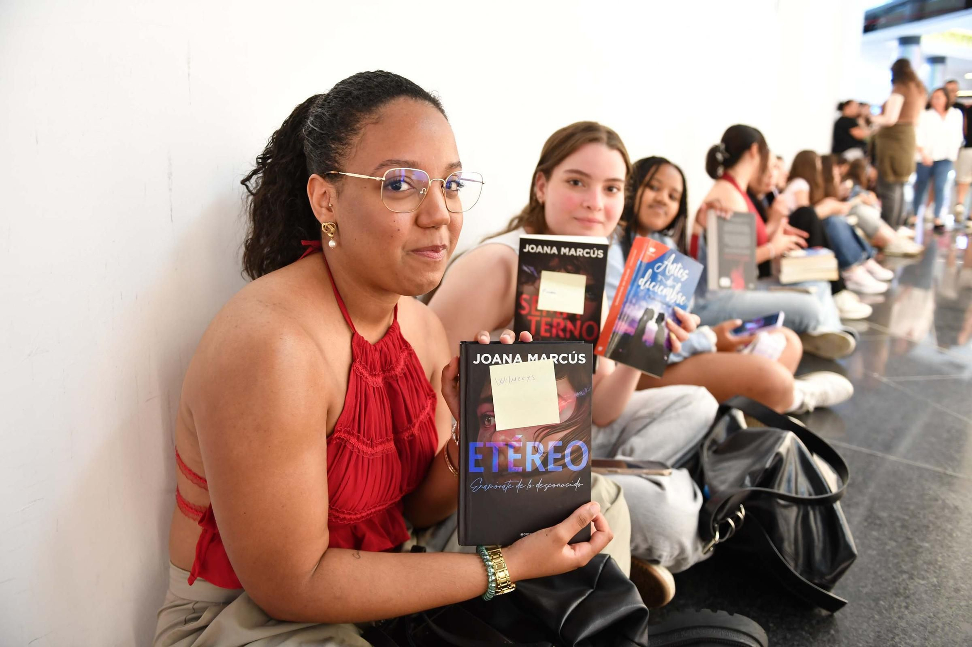 Colas en A Coruña para la firma de libros de Joana Marcús