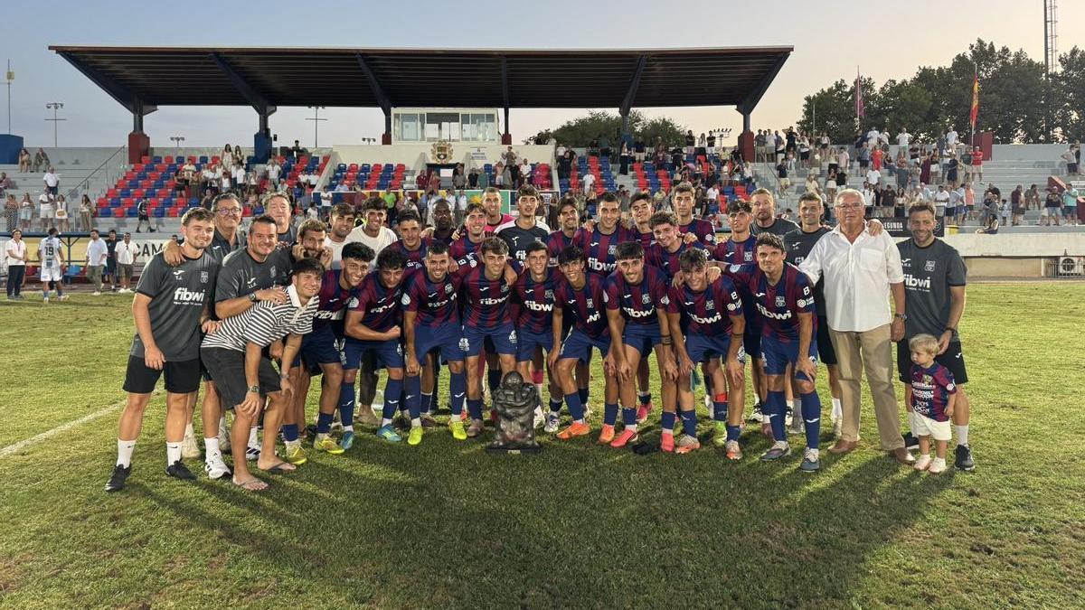 El Poblense posa con el trofeo de campeón.