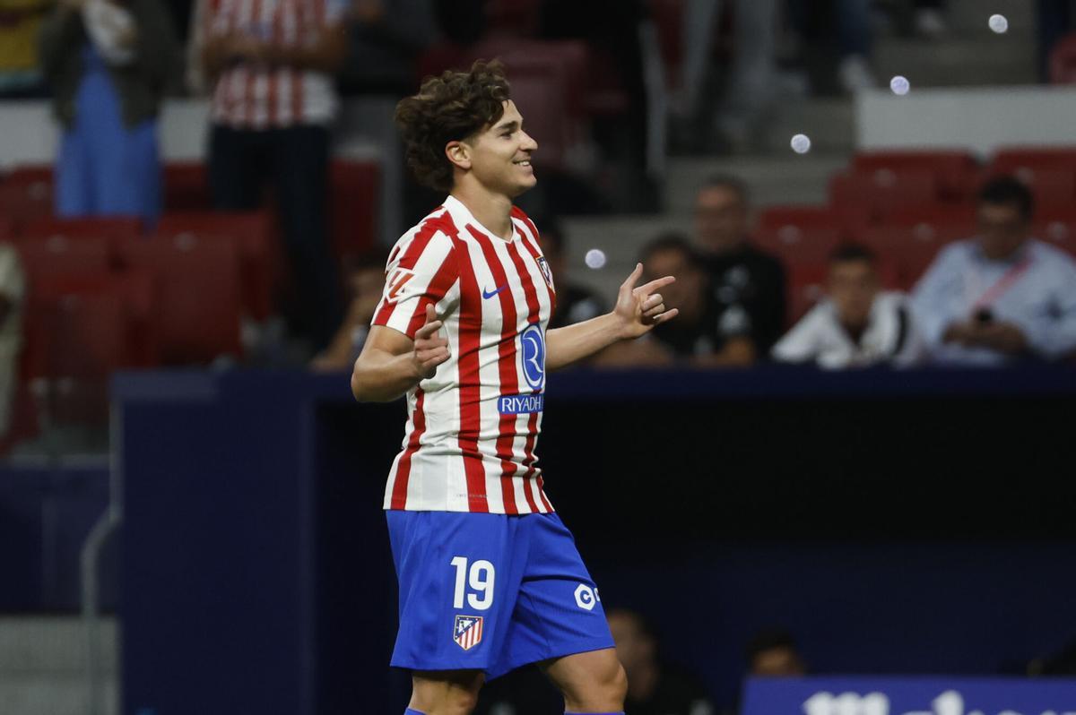 MADRID, 24/09/2025.- El delantero del Atlético de Madrid Julián Álvarez celebra el gol conseguido ante el Rayo Vallecano durante el partido de la jornada 6 de Liga que disputan este miércoles en el estadio Riyadh Air Metropolitano, en Madrid. EFE/Juanjo Martín