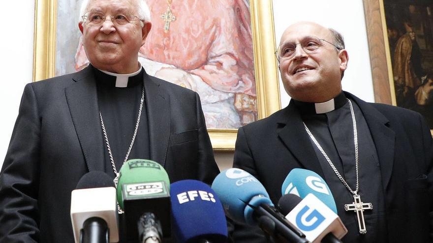 Monseñor Julián Barrio (i) y monseñor Francisco José Prieto Fernández, este sábado durante la rueda de prensa en el Palacio Arzobispal