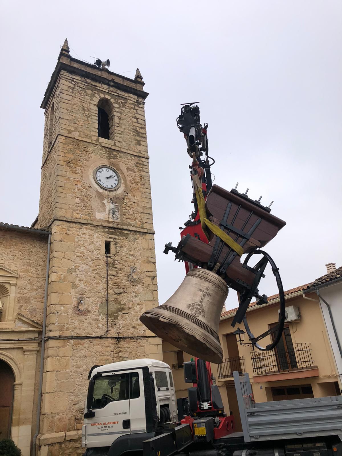 Hallan dos bolas de cañón escondidas en una campana de una parroquia valenciana