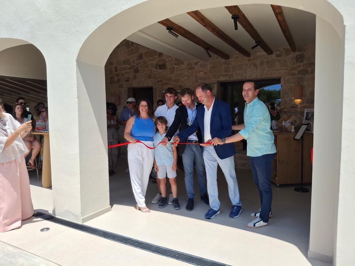 La familia Tofterup corta, junto al alcalde de Benissa, Arturo Poquet, la cinta en la inauguración de la bodega