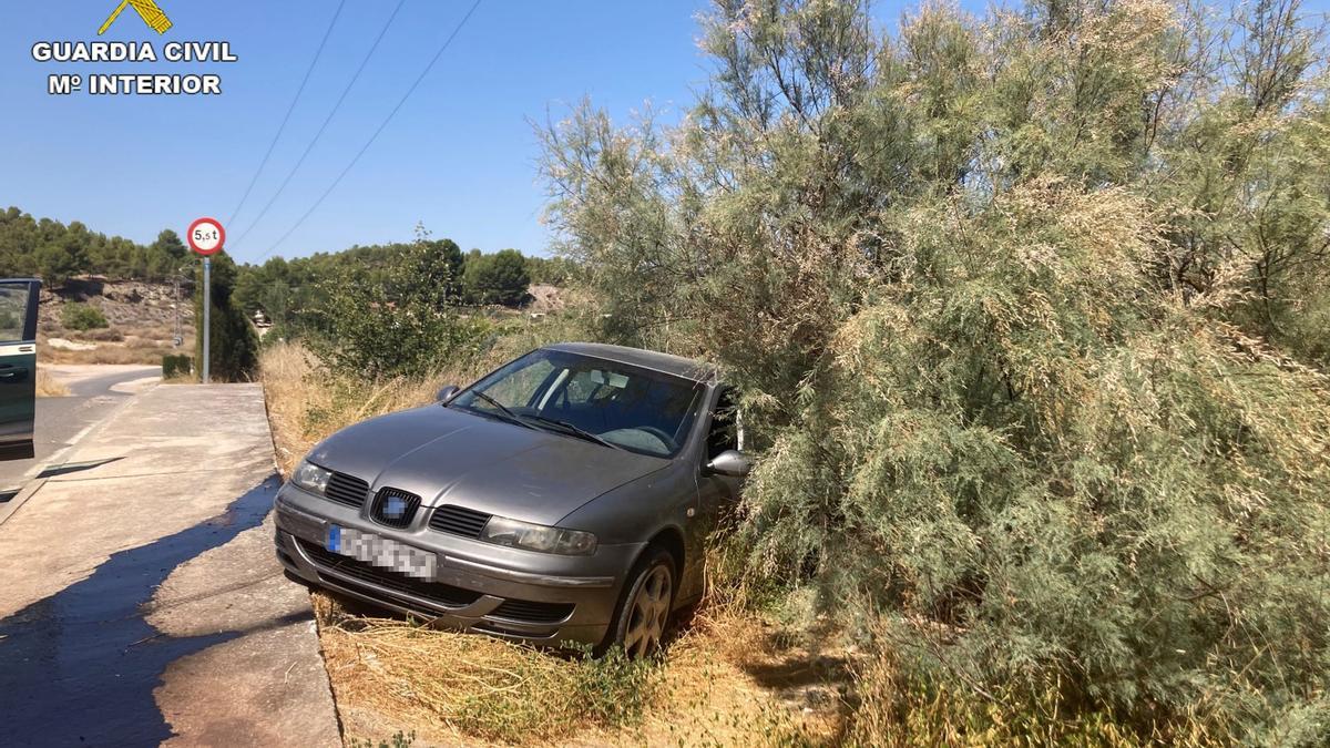 Estado en el que quedó el vehículo sustraído tras ser interceptado por la Guardia Civil en el camino de El Plano.