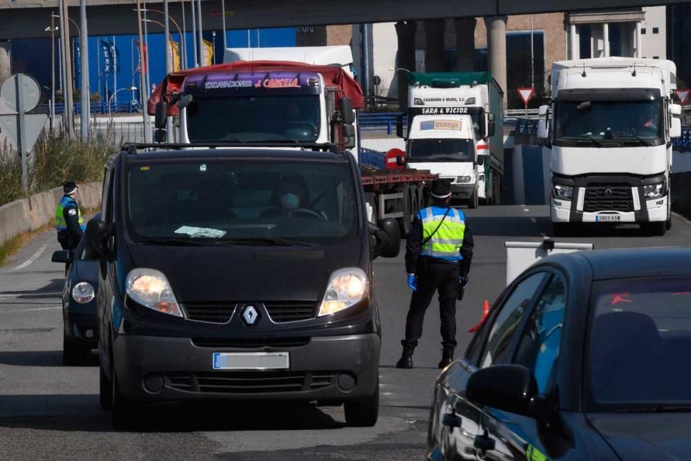 Los agentes solicitan a los conductores que acrediten su viaje para evitar movimientos injustificados.