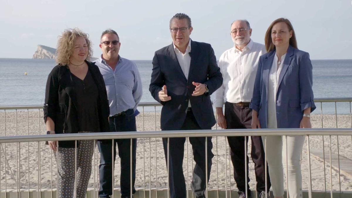 Pérez junto a miembros de la candidatura del PP de Benidorm.