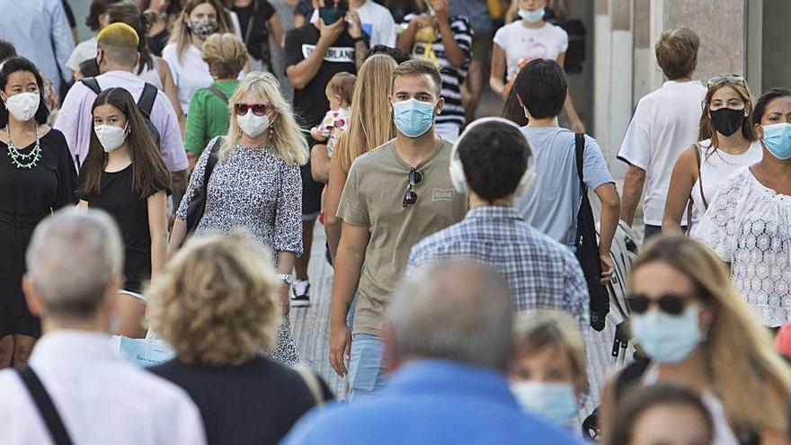 La mascareta definix la nova societat després de la pandèmia. En la imatge, el carrer Colón de València.