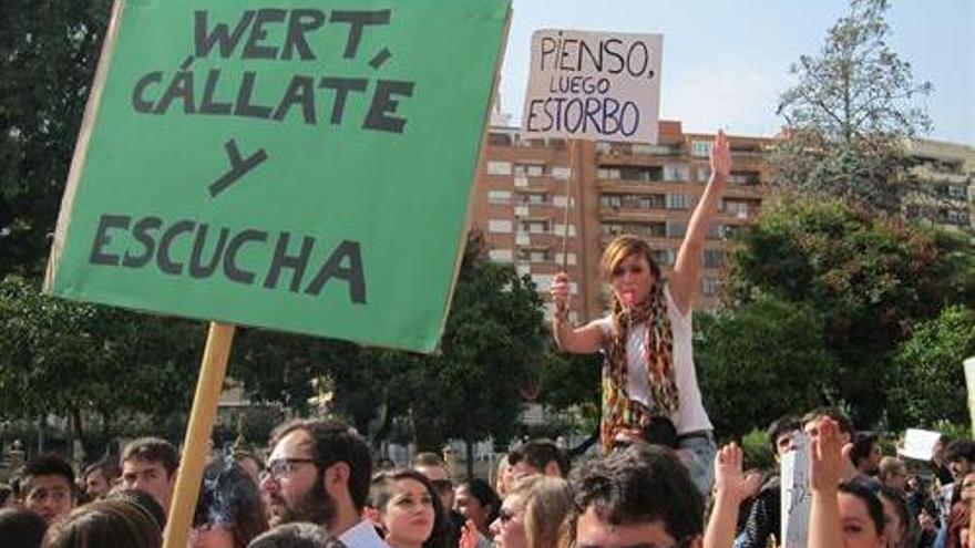 Miles de estudiantes se manifiestan en Murcia contra los recortes