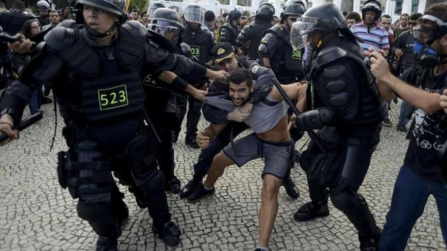 La policía detiene a un manifestante, durante las protestas de ayer en Río de Janeiro.