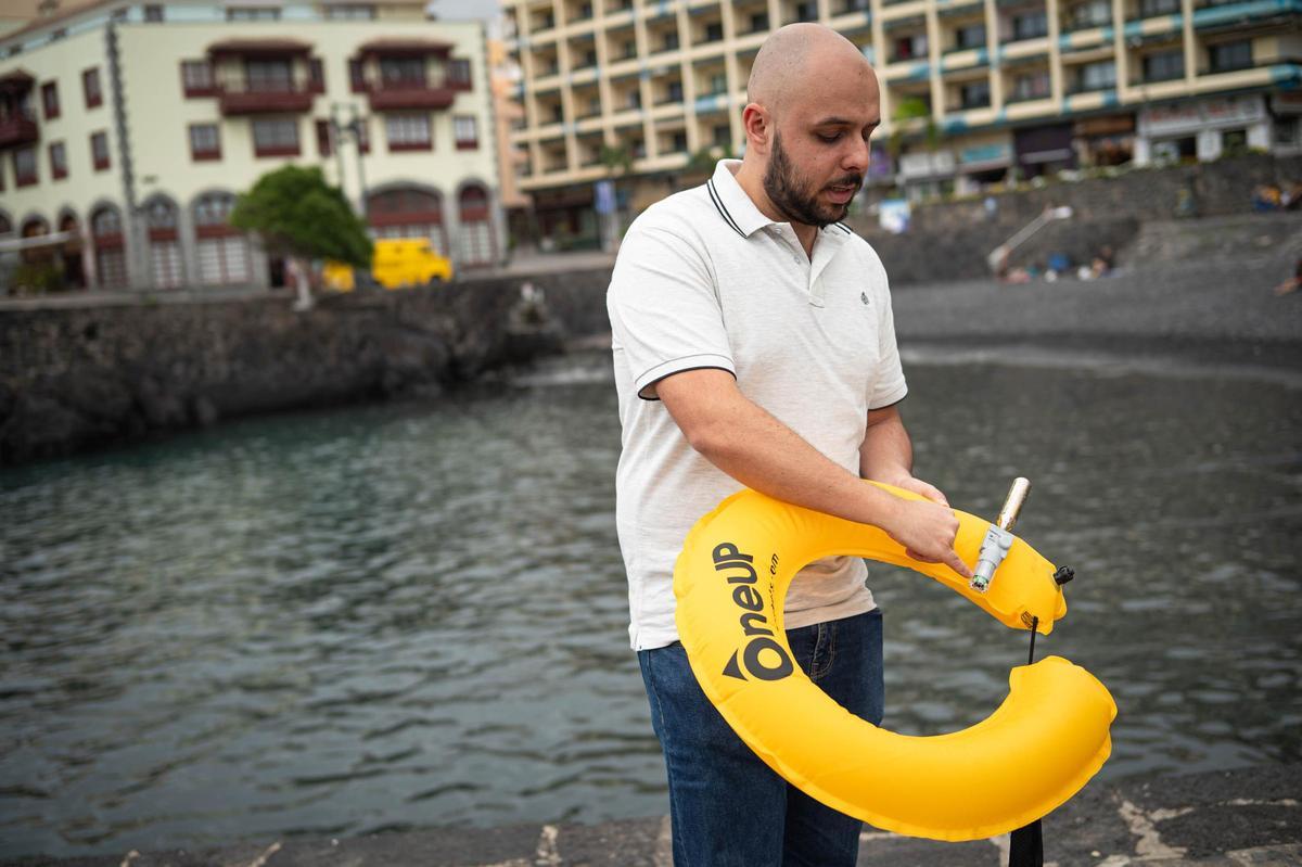 Rubén Sánchez, export manager de OneUp Saves, muestra su salvavidas en Puerto de la Cruz.