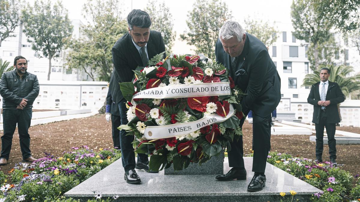 El alcalde de La Laguna, Luis Yeray Gutiérrez, y el cónsul de Países Bajos en Tenerife, Stan Weytjens, colocan una corona de flores en el cementerio de San Juan en recuerdo de las víctimas del accidente de Los Rodeos