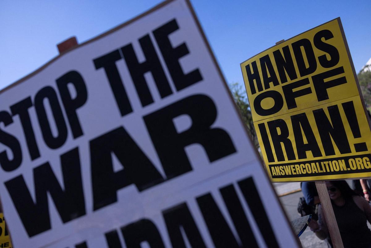 Carteles contra la guerra y la intervención en Irán, en una protesta en Los Ángeles, en Estados Unidos.