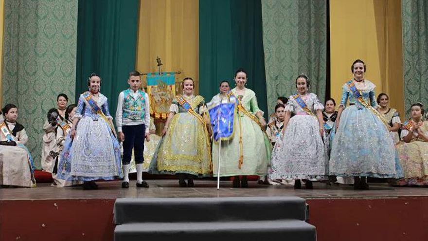 La fallera mayor infantil de Barri València recogió con alegría el primer premio de Cruces de Mayo.