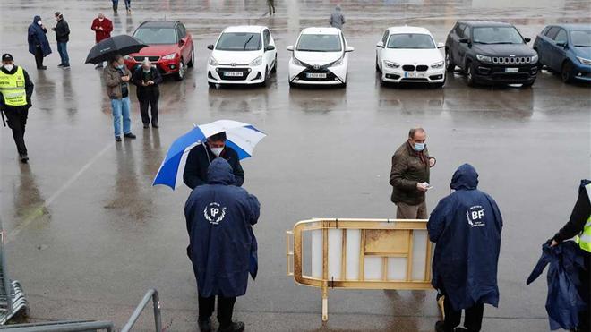 La jornada electoral en Barcelona arrancó con lluvia