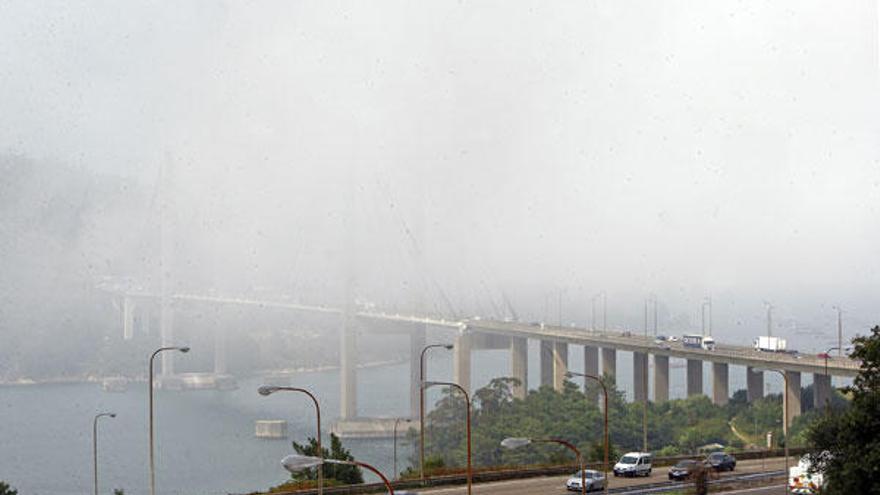 La niebla cubrió por completo los pilares del puente: Una imagen inusual fue la que se pudo observar ayer por la tarde cuando una densa niebla cubrió por completo la parte superior de los pilares del puente de Rande. El hecho ocurrió sobre las cuatro de la tarde, cuando la bruma, que arrastraba el viento desde Cíes, se esparció por la ría justo a la altura de la calzada del puente, por lo que los conductores no podían ver la parte superior de la infraestructura.