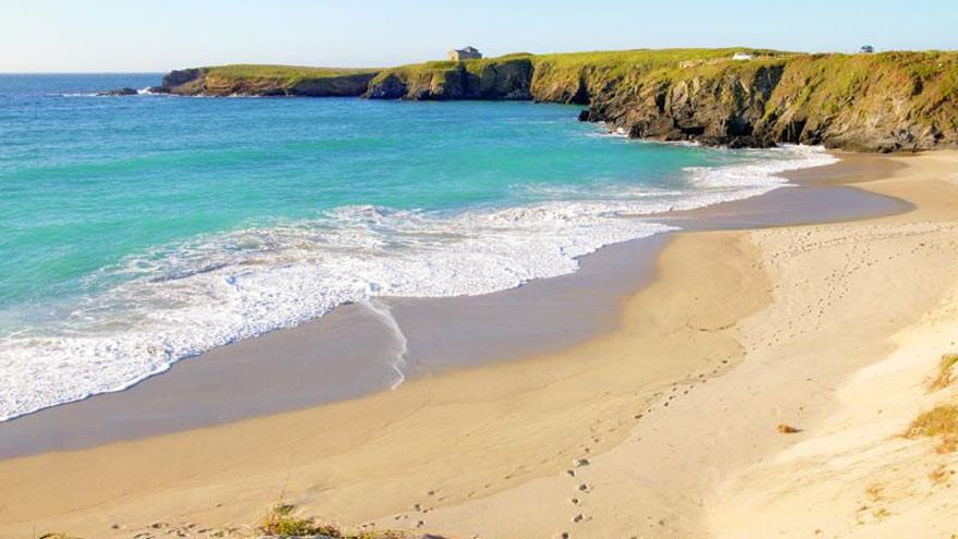 La desconocida playa gallega con una ermita que solo se puede visitar con la marea baja